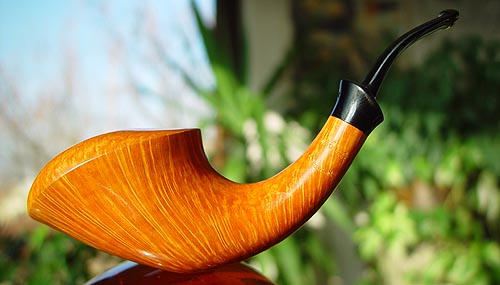 Rainer's description: This beautiful piece belongs to a German collector who acquired it over a year ago. It is made of plateau briar from Sicily. Harmonic lines, excellent straight grain and perfectly clean wood characterizes this pipe. The stem is made of ebonite.