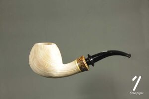 An olivewood pipe made by Sesa. Image courtesy Branko Sesa.