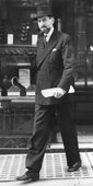 23 Mars 1939 : Alfred Henry Dunhill quittant le 30, Duke Street, une de boutiques de l'entreprise, pour se rendre à une assemblée générale d'Alfred Dunhill Ltd (Photo par Harry Todd).
