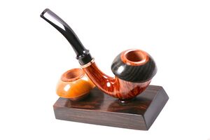Kim Jong Wook’s “Calabash Briar (Double Bowl)” is, more precisely, a pipe with interchangeable bowls, courtesy, tobaccopipesjapan.com