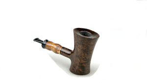 A poker-style la Biota made for the 2022 Ukraine Charity Pipes auction organized by Nanna Ivarsson and Per Billhäll. Image courtesy Scandpipes.com.