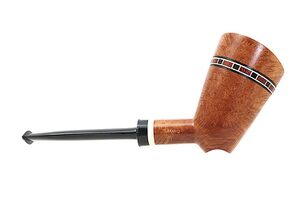 Nefertiti, a pipe whose shape and decorative band was inspired by a silhouette of the Anciet Egyptian queen. The Nefertiti is one of the few designs that Sauro has revisited several times during his career.