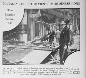 Coupure de revue montrant Alfred H. Dunhill, tenant un fragment de décombres, avec l'aimable autorisation de Johnathan Guss.