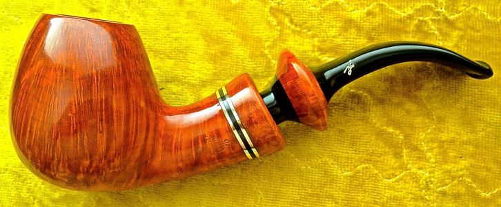 Åge Bogelund pipe with very nice straight grain, courtesy of Mike Ahmadi